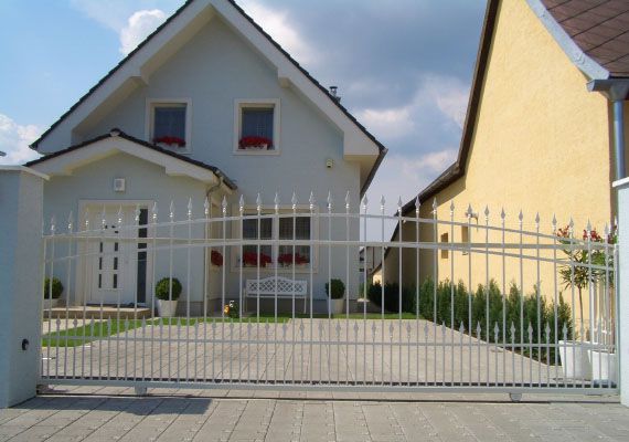 Biela posuvná vonkajšia brána Biela posuvná vonkajšia brána