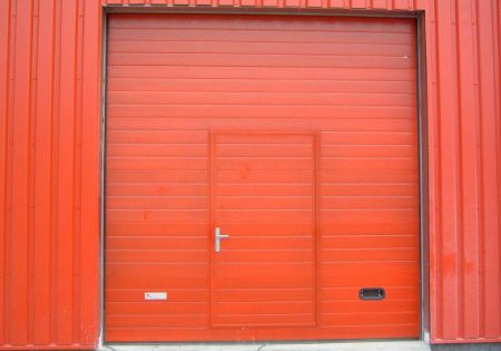 Červená priemyselná brána s dvierkami