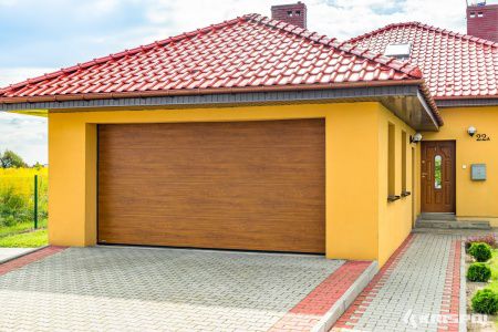 Garážová brána so žltou stenou Garážová brána so žltou stenou