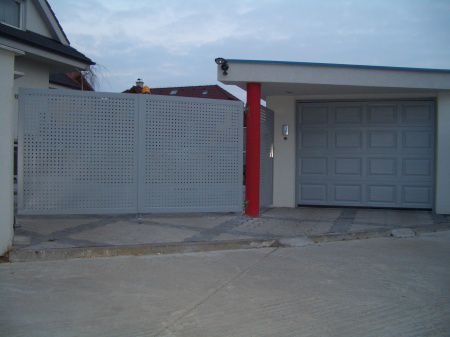 Krídlová vonkajšia brána s garážovými dverami