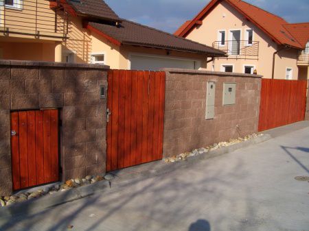 Drevená vonkajšia brána s priestorom pre smätiak Drevená vonkajšia brána s priestorom pre smätiak