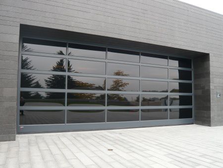 priemyselná brána s lesklým povrchom priemyselná brána s lesklým povrchom